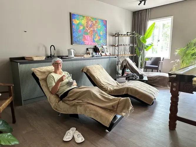 Gast entspannt im Ruheraum nach Stirnguss-Behandlung