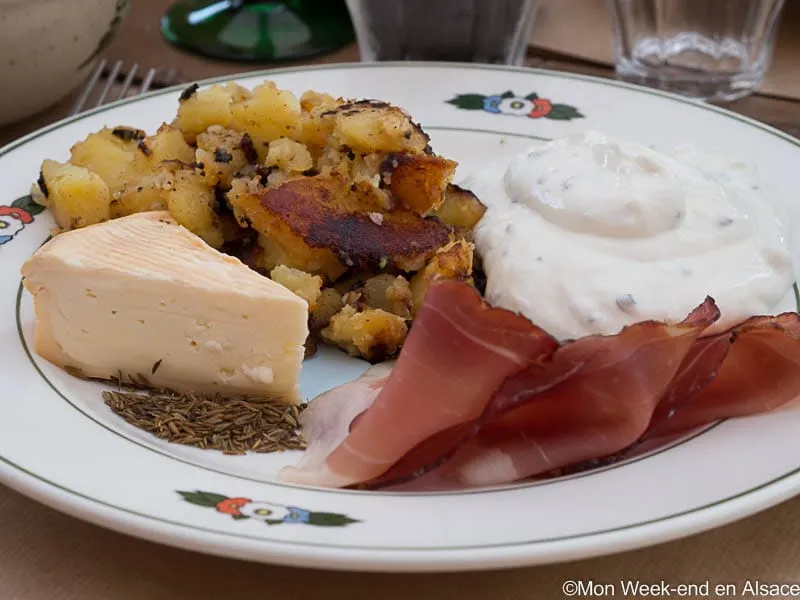 Gasthaus-Tradition-Schweinshaxe-Sauerkraut