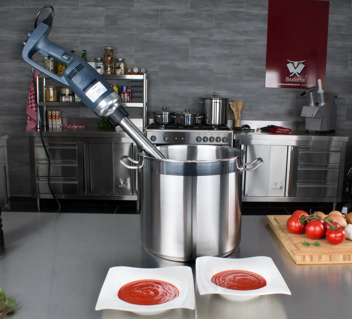 Gastro Stabmixer im Einsatz in einer professionellen Großküche