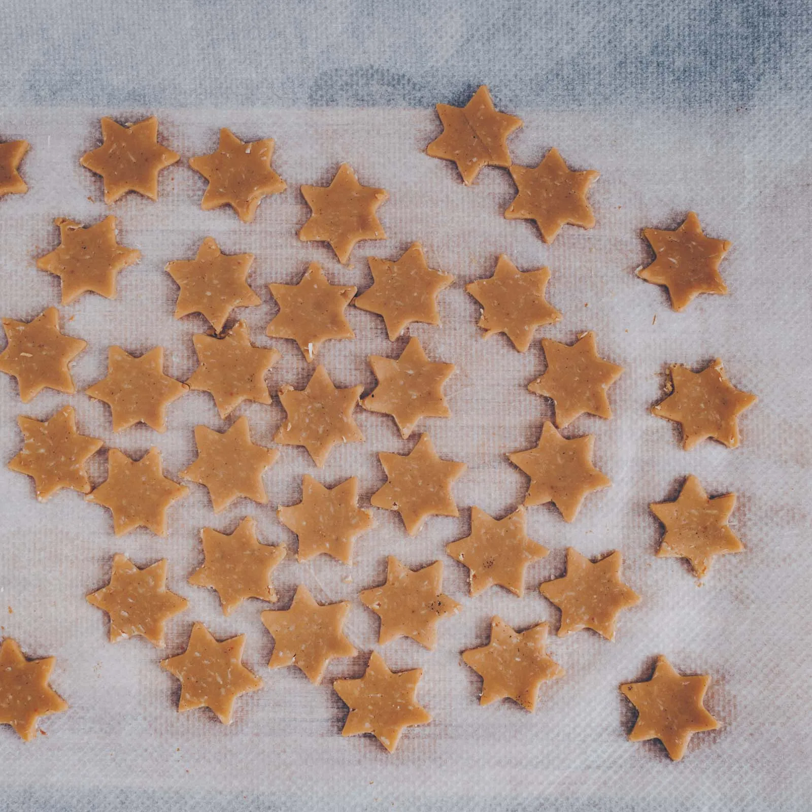 Gebäck Sterne frisch aus dem Ofen, leicht gebräunt, auf einem Backblech