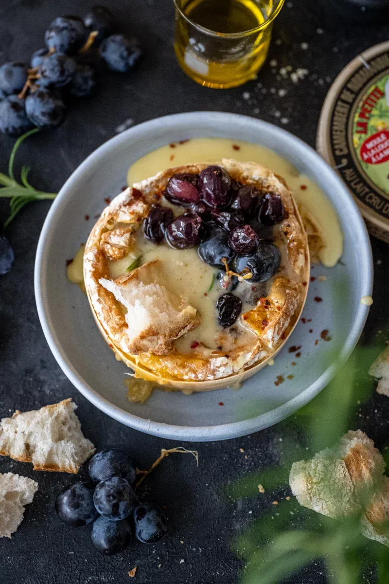 Gebackener Camembert mit Cranberry-Soße und Baguette