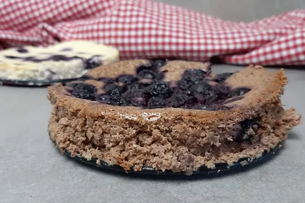 Gebackener Skyr Kuchen in einer Backform, bereit als Weight Watchers Geburtstagskuchen serviert zu werden.
