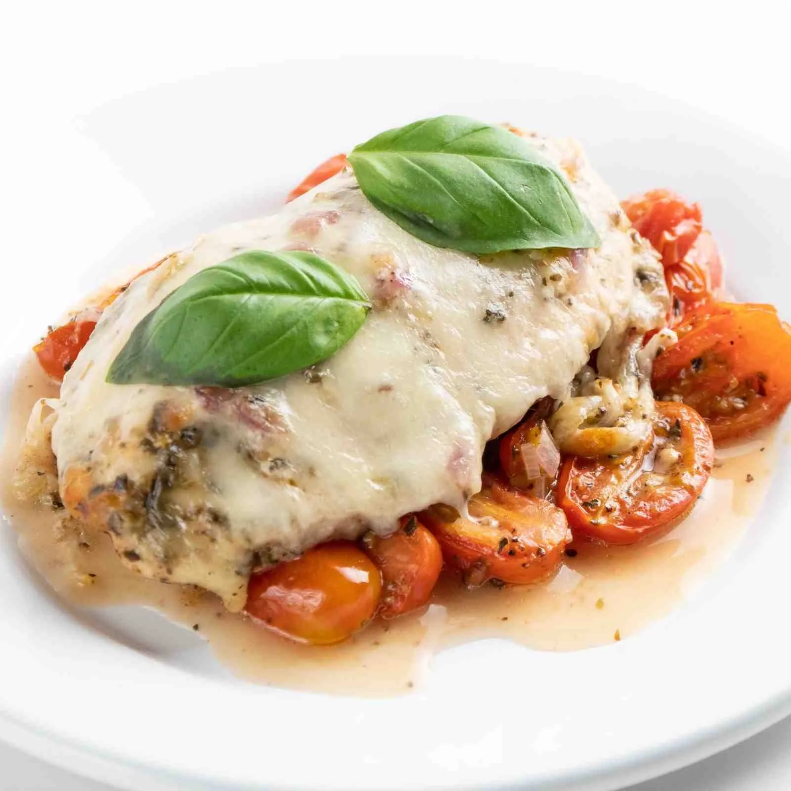 Gebackenes Low Carb Hähnchen Caprese (Tomate-Mozzarella) ohne Kohlenhydrate zum ketogenen Abendessen aus dem Backofen. Auch als Diät Mittagessen geeignet.