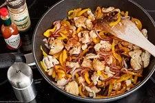 Gebratene Hähnchenstreifen mit Zwiebeln und Paprika in der Pfanne