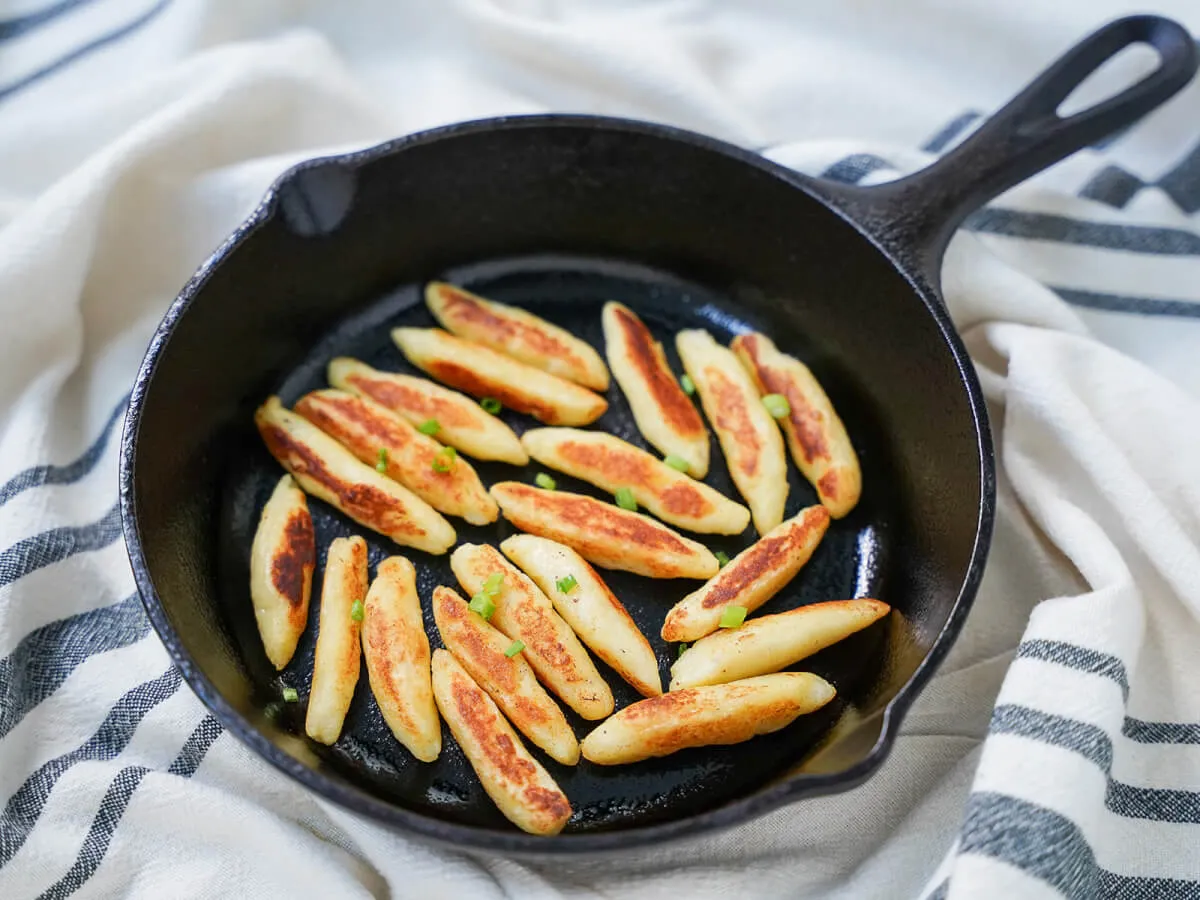 Gebratene Schupfnudeln in einer Pfanne bereit zum Servieren