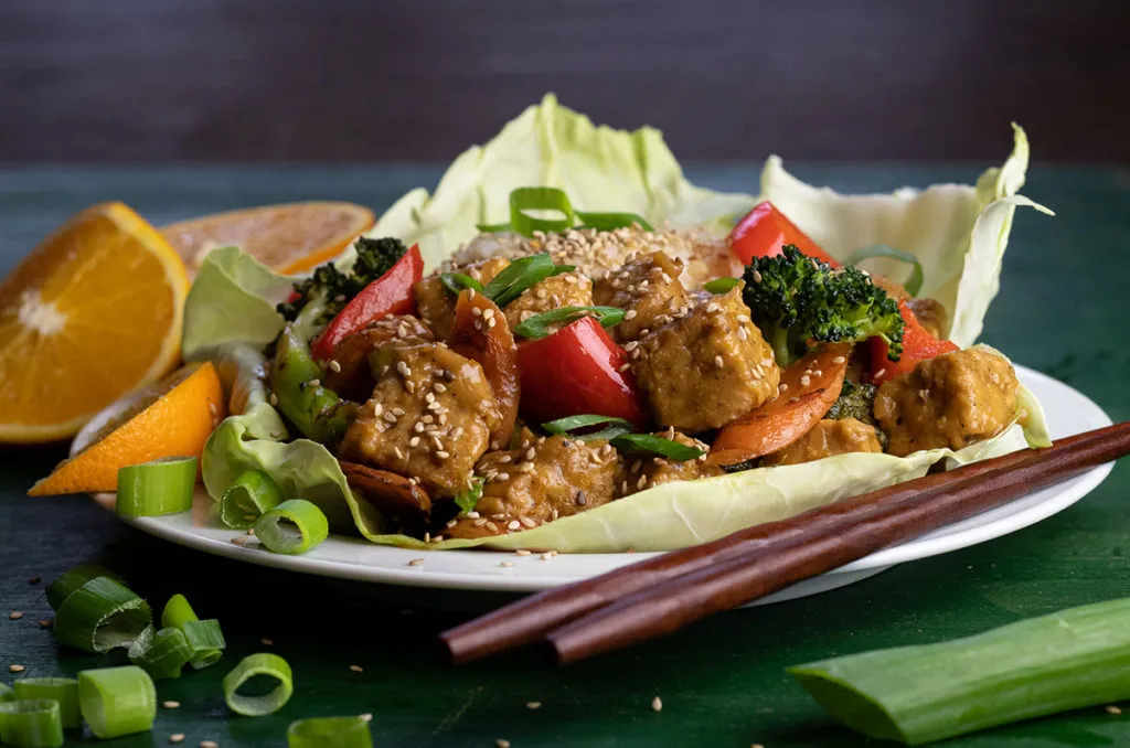 Gebratene Tempeh-Würfel mit einer glänzenden Teriyaki-Marinade