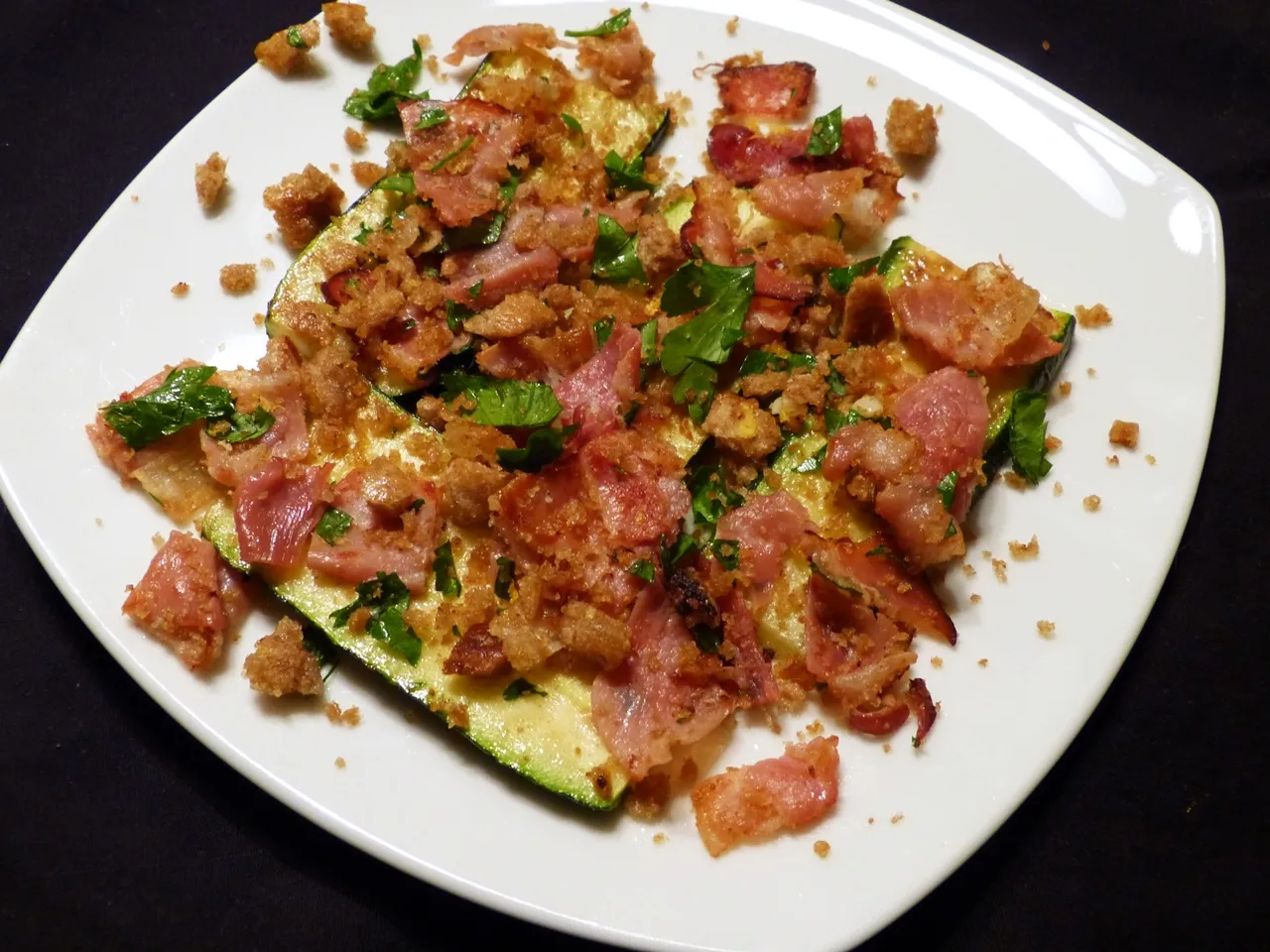 Gebratene Zucchini-Scheiben mit knuspriger Speck-Gremolata, ein einfaches Feierabendessen