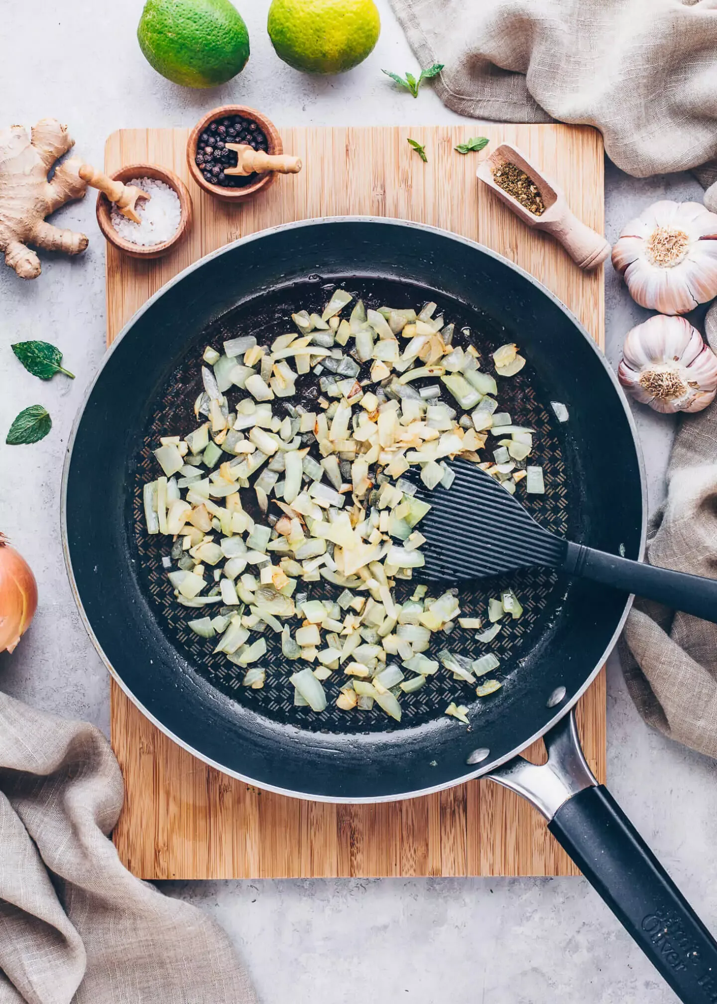 Gebratene Zwiebeln in einer Pfanne