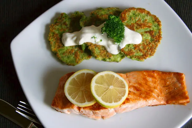 Gebratener Lachs in der Pfanne