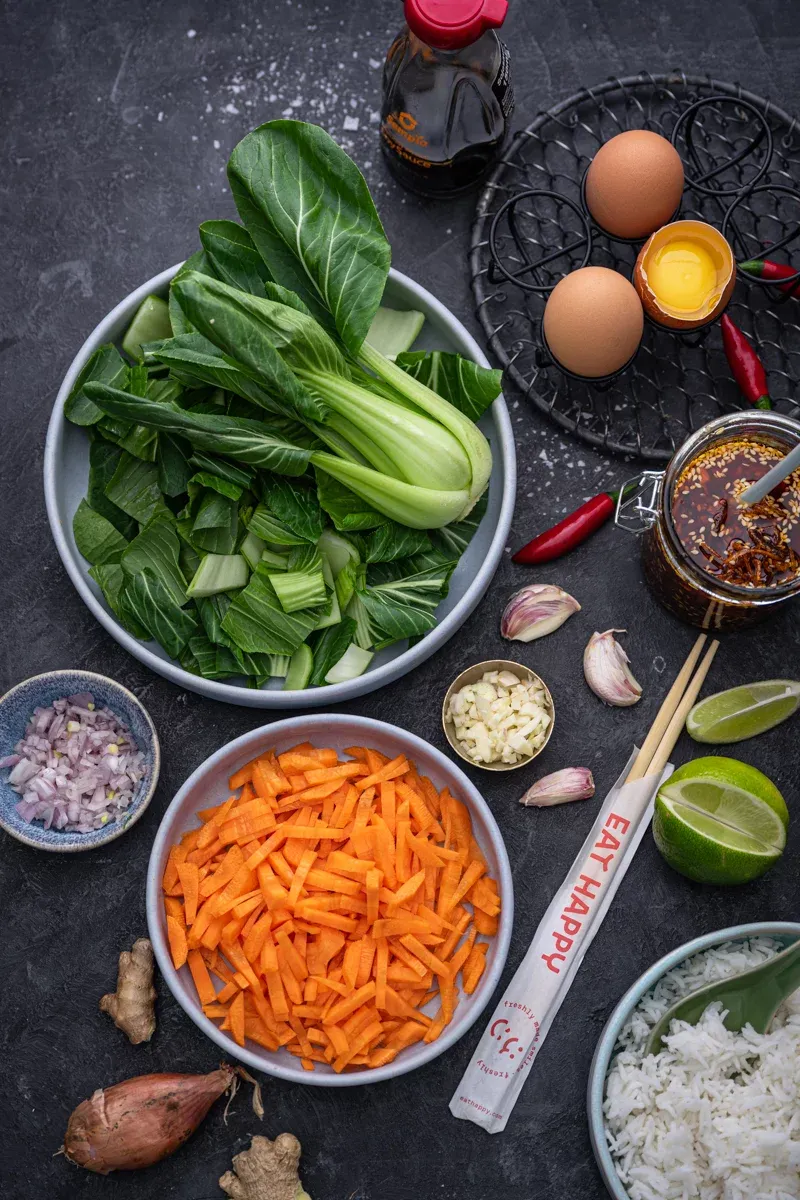 Gebratener Reis mit frischen Zutaten in einer Pfanne zubereitet