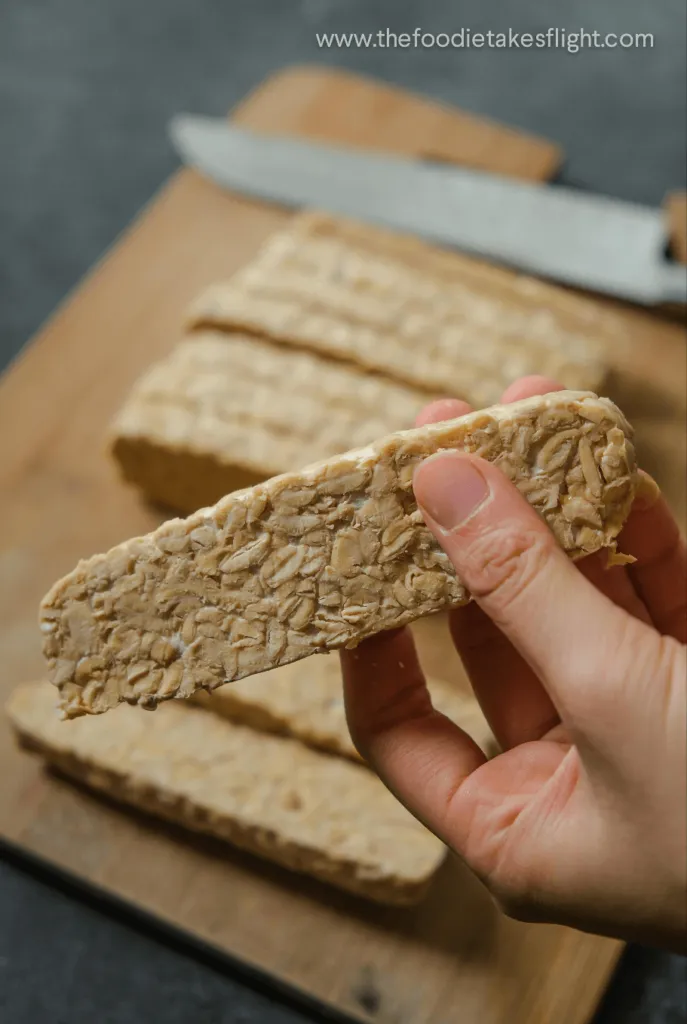 Gebratener Tempeh, fertig zubereitet als proteinreiche Beilage für vegetarische Mie Nudeln Rezepte.