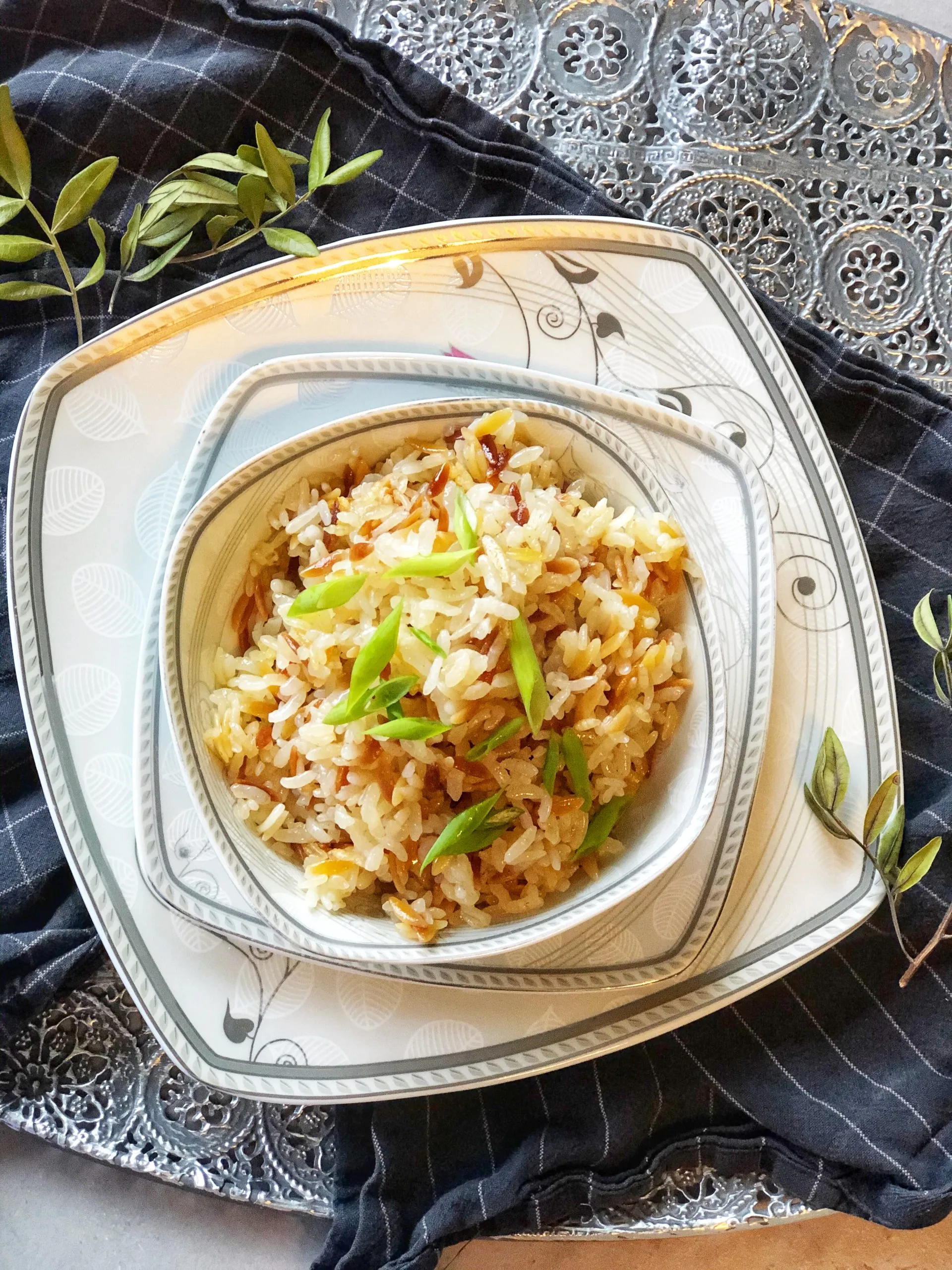 Gebratener türkischer Reis mit Fadennudeln in einer Pfanne, perfekt gekocht und appetitlich angerichtet.