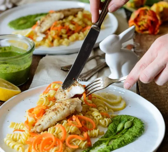 Gebratener Zander auf einem frischen Nudel-Möhrenbett mit aromatischem Bärlauchpesto