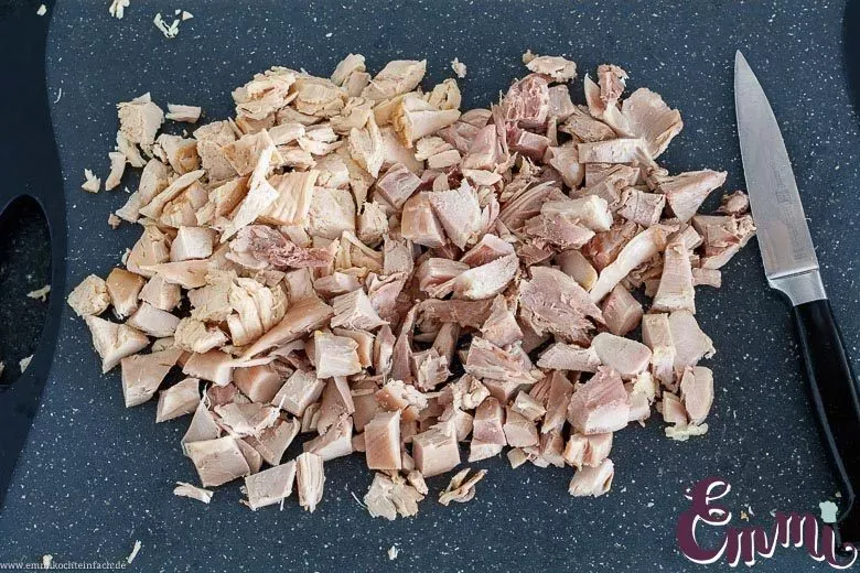 Gebratenes Hähnchenbrustfilet auf einem Holzbrett, bereit zur Weiterverarbeitung für das Hühnerfrikassee