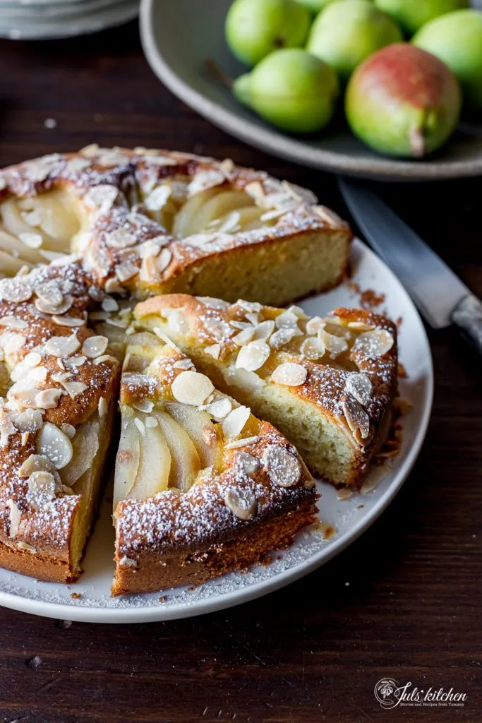 Geburtstagskuchen zum 40: Birnen-Mandel-Kuchen, oben mit Mandelblättchen verziert.