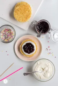 Geburtstagstörtchen schichten mit Joghurtcreme und Lieblingskonfitüre