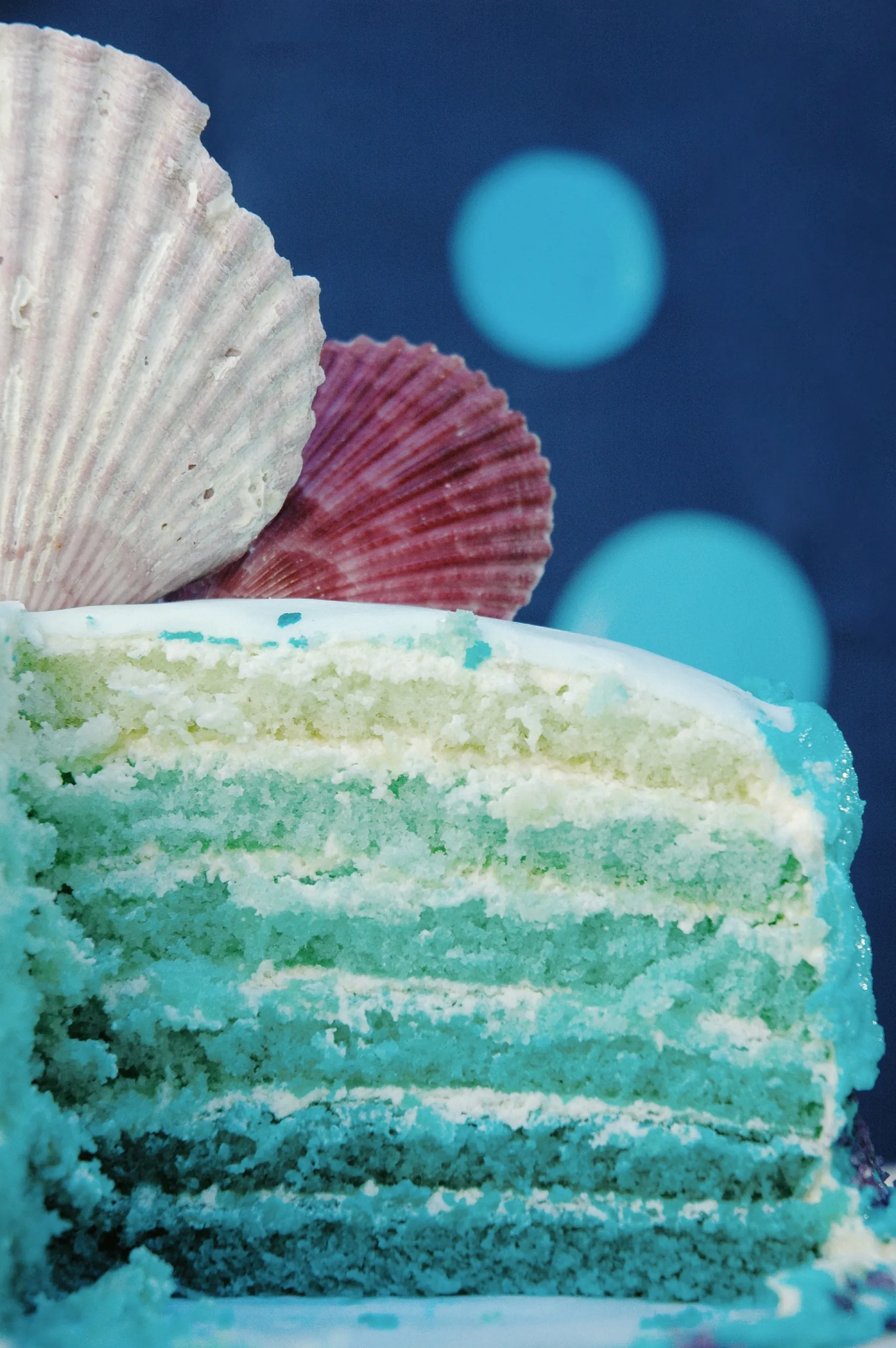 Geburtstagstorte Meerjungfrau mit Ombre-Farbverlauf und maritimer Dekoration für Kinderparty