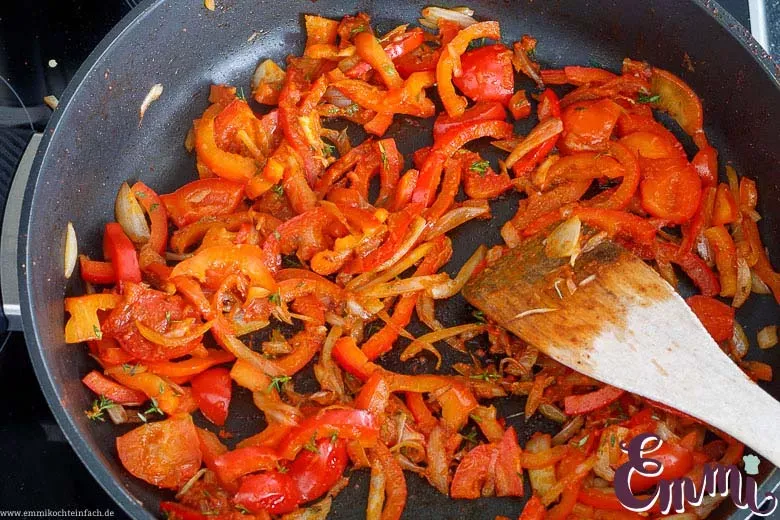 Gedünstete Paprika, Zwiebel und Knoblauch in der Pfanne, die Grundlage für die Paprika-Rahmsoße