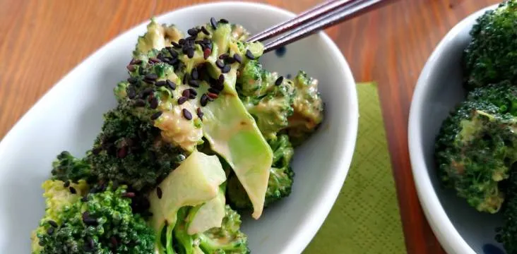 Gedünsteter Brokkoli in japanischer Sesamsauce