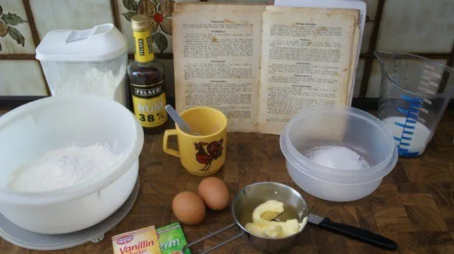 Geformte Buchteln vor dem Backen in der Auflaufform