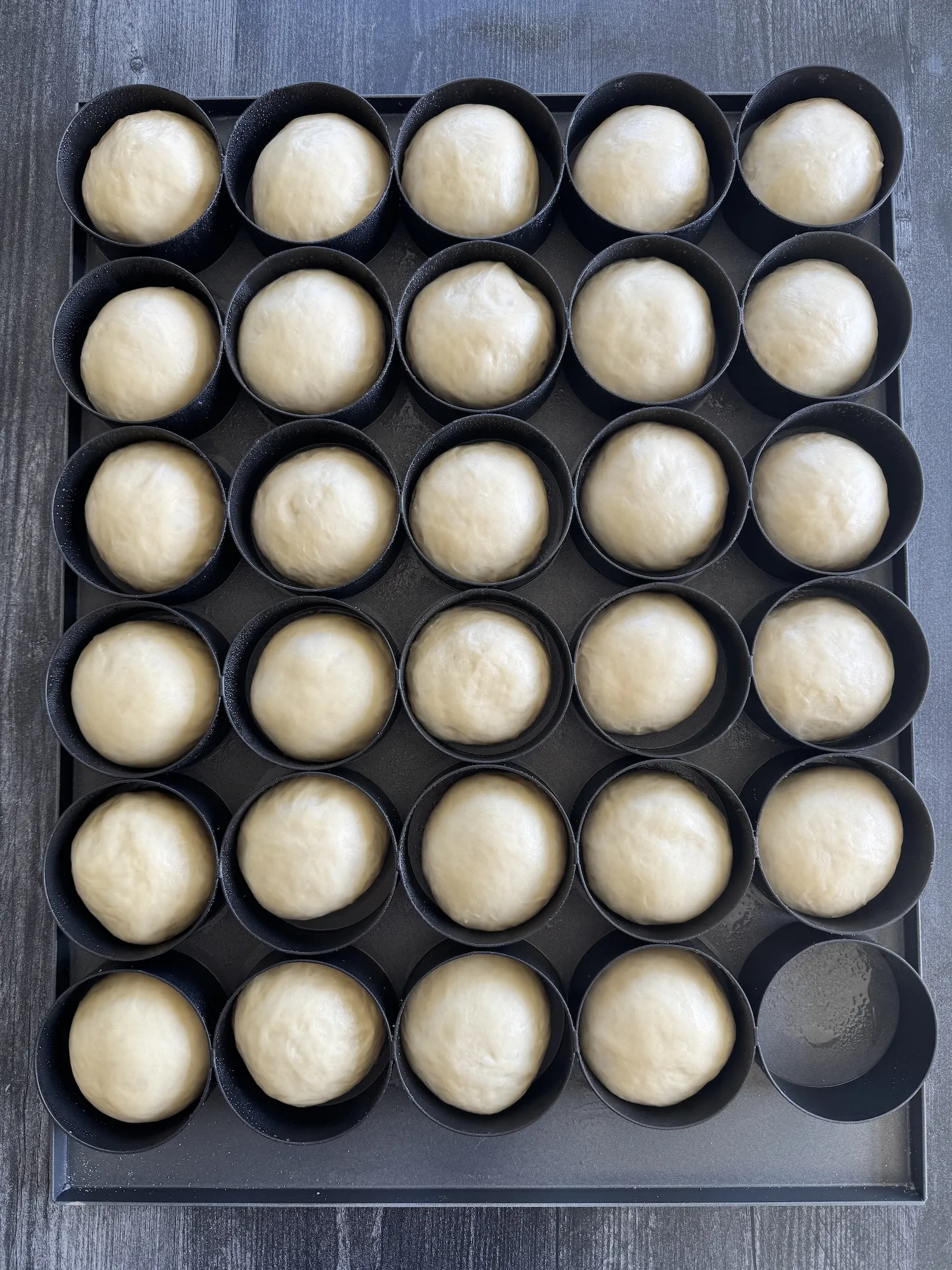 Geformte Burger Buns in Backringen