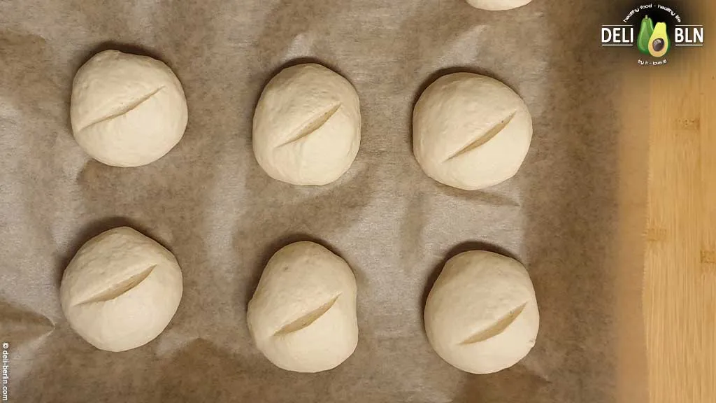 Geformte Omas DDR Brötchen auf dem Backblech, bereit zum Backen im Ofen