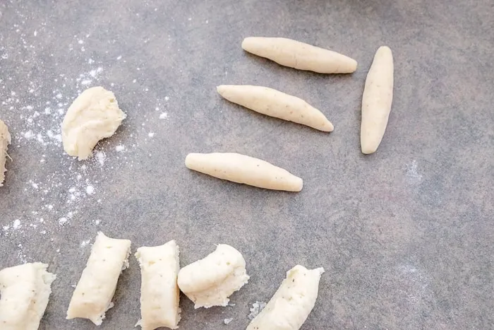 Geformte Schupfnudeln in Fingerform, bereit zum Kochen.