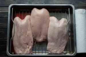 Gefrorene Gänsebrust taut langsam im Bräter auf