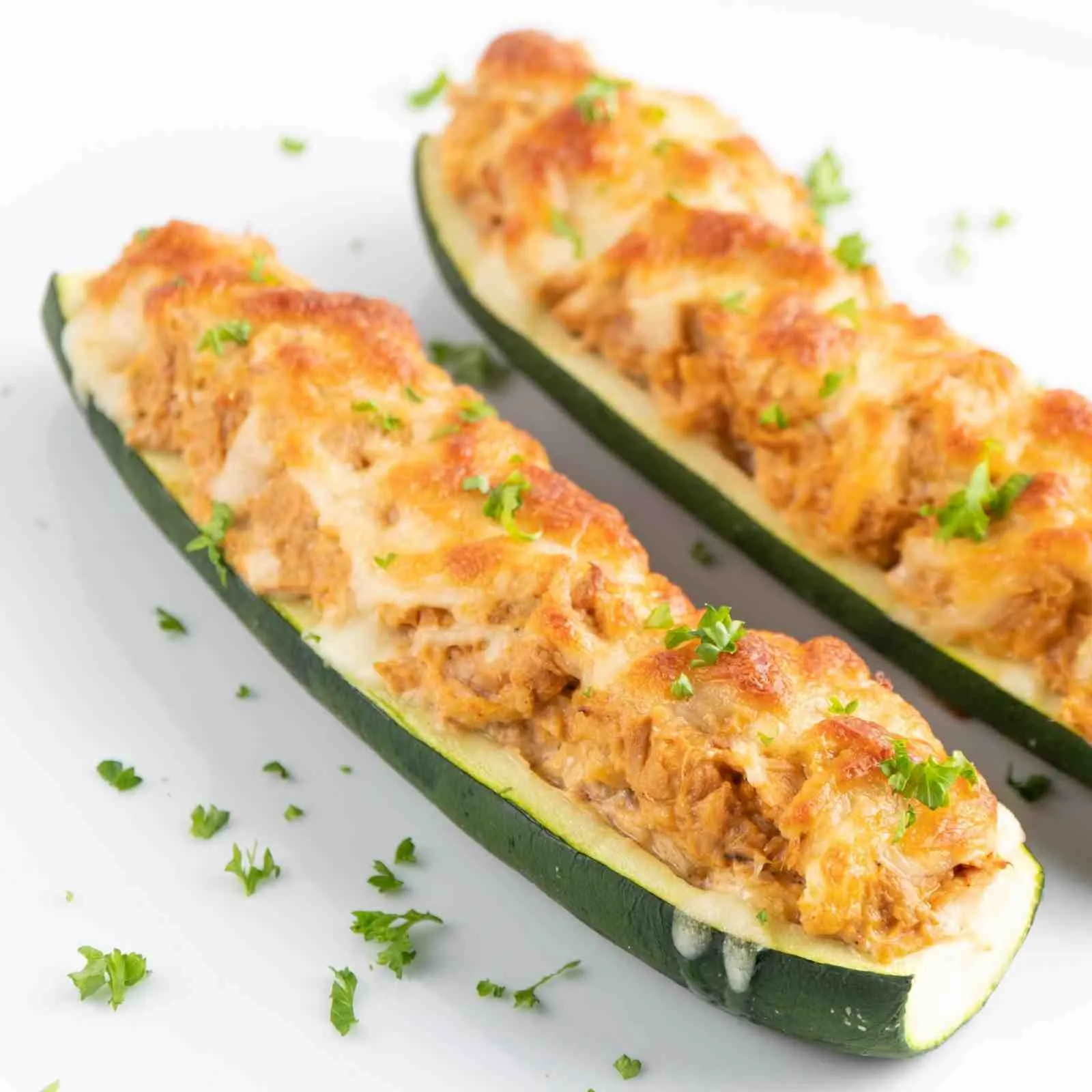 Gefüllte Low Carb Zucchini mit Thunfisch zum lecckeren Abendessen ohne Kohlenhydrate. Eine leichte und gesunde Option als Diät Mittagessen.