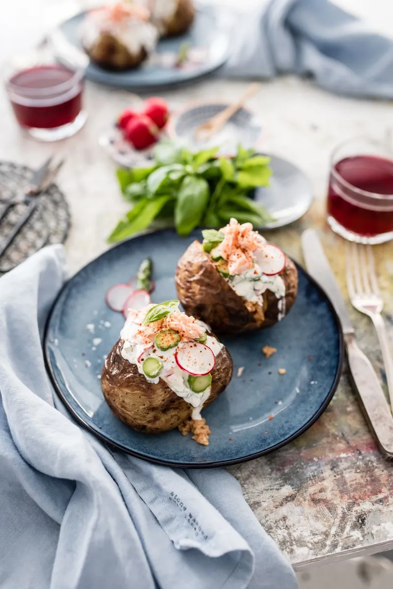 Gefüllte Ofenkartoffel (Kumpir) mit grünem Spargel, Radieschen und Pulled Lachs