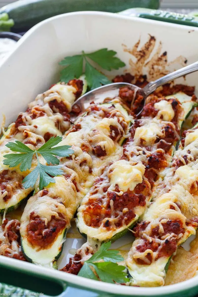 Gefüllte Zucchini mit goldbraun überbackenem Käse, fertig zum Servieren