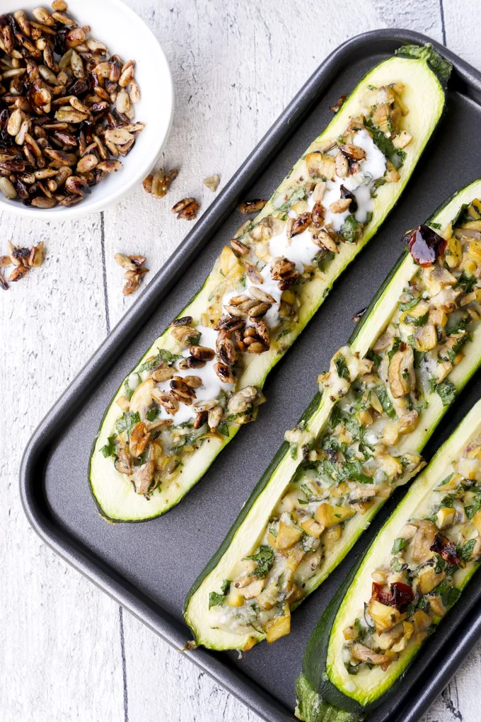 Gefüllte Zucchini mit Pilzen und Knoblauchjoghurt als leichtes Weight Watchers Mittagessen