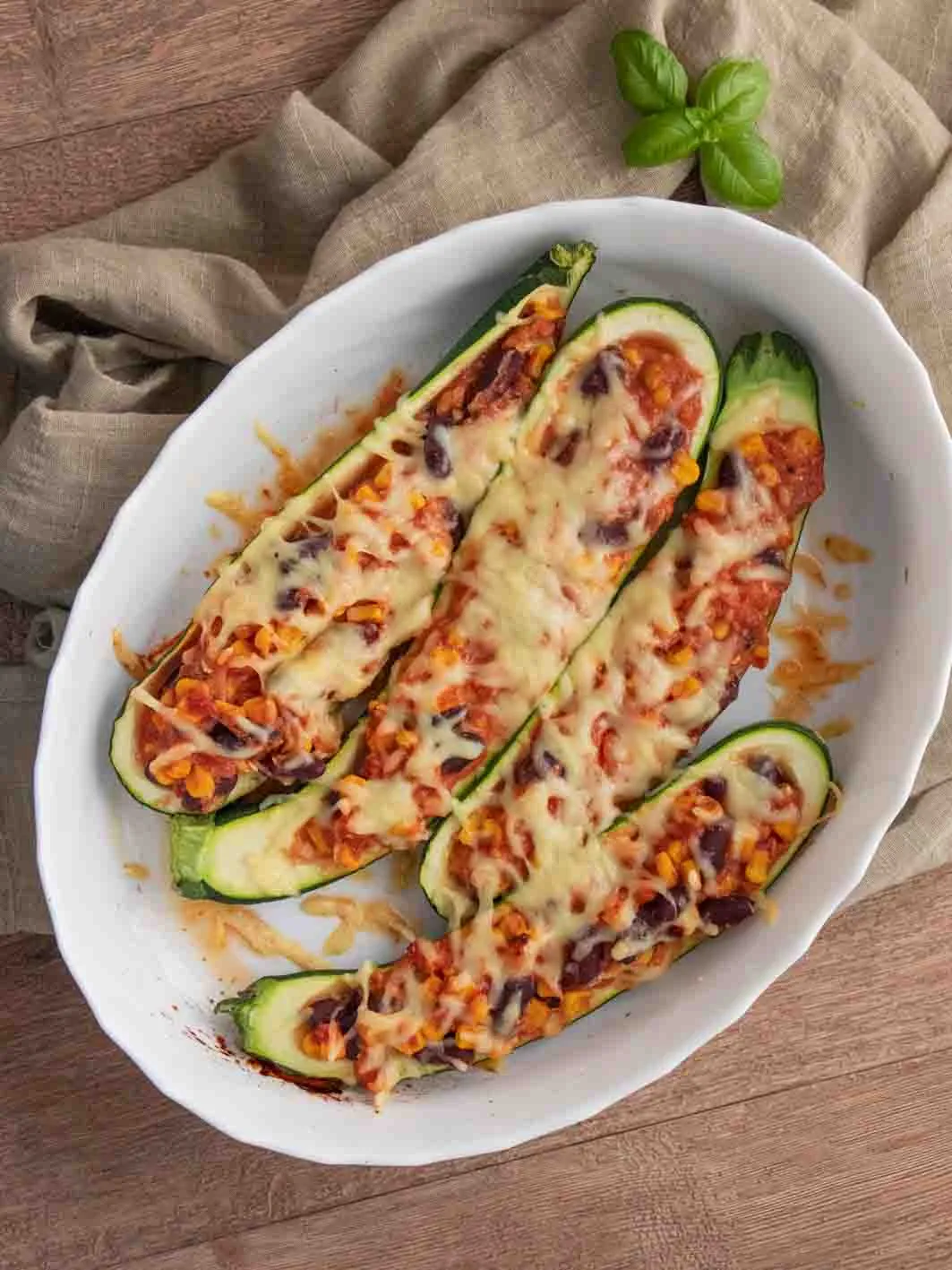 Gefüllte Zucchini vegetarisch mit Käse überbacken