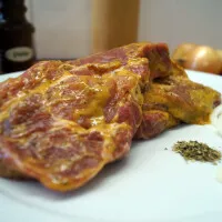 Gegrilltes Nackensteak mit Knoblauchmarinade, ein beliebter Teil der deutschen Grillkultur