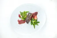 Gegrilltes Rinderfilet mit Erdbeersauce und grünem Spargel