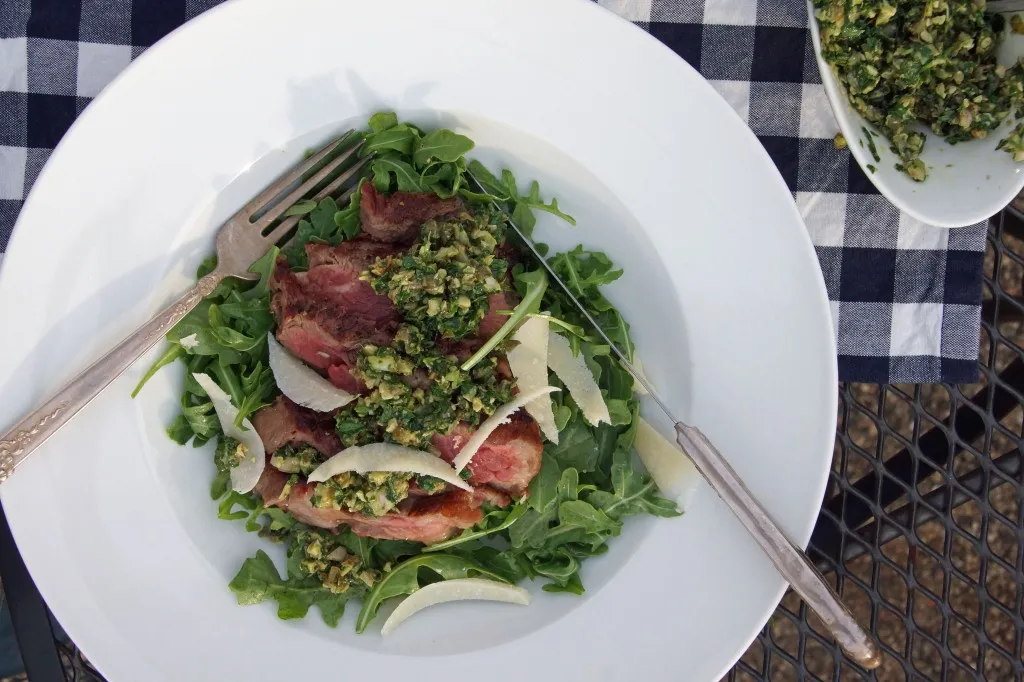Gegrilltes Rindersteak mit frischer Kräutersauce und Blattsalat