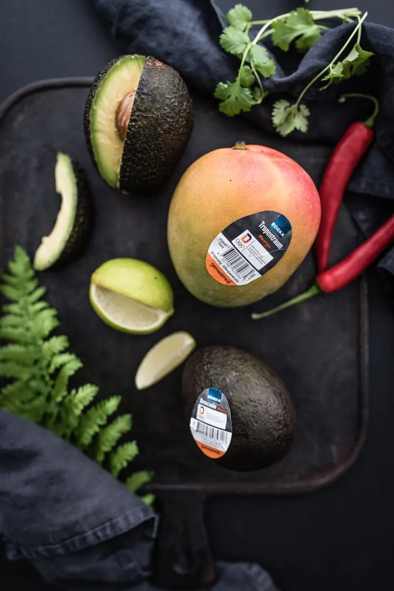 Gegrilltes Thunfischfilet mit grünem Spargel und einer fruchtigen Mango-Avocado-Salsa