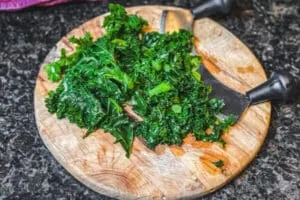 Gehackter Grünkohl bereit zum Dünsten