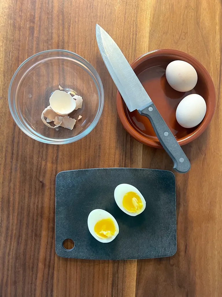 gekochte Eier werden geschält