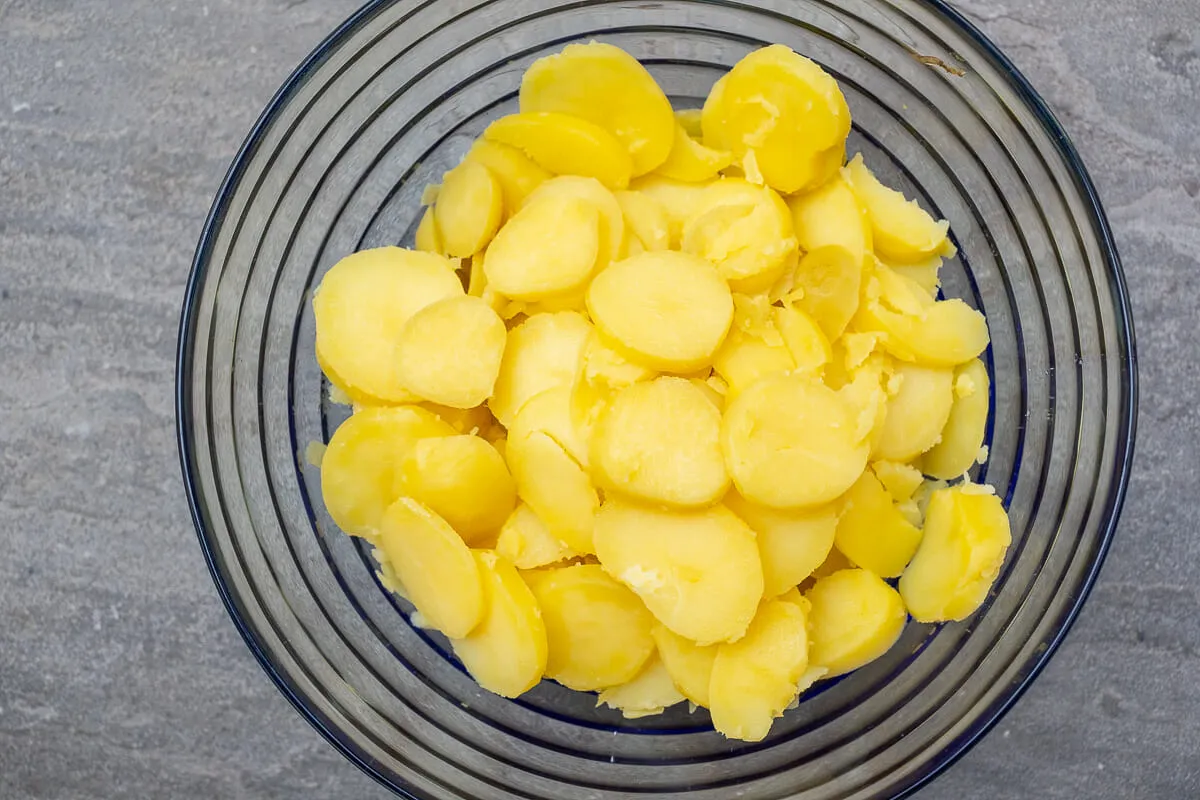 Gekochte Kartoffeln in Scheiben geschnitten.