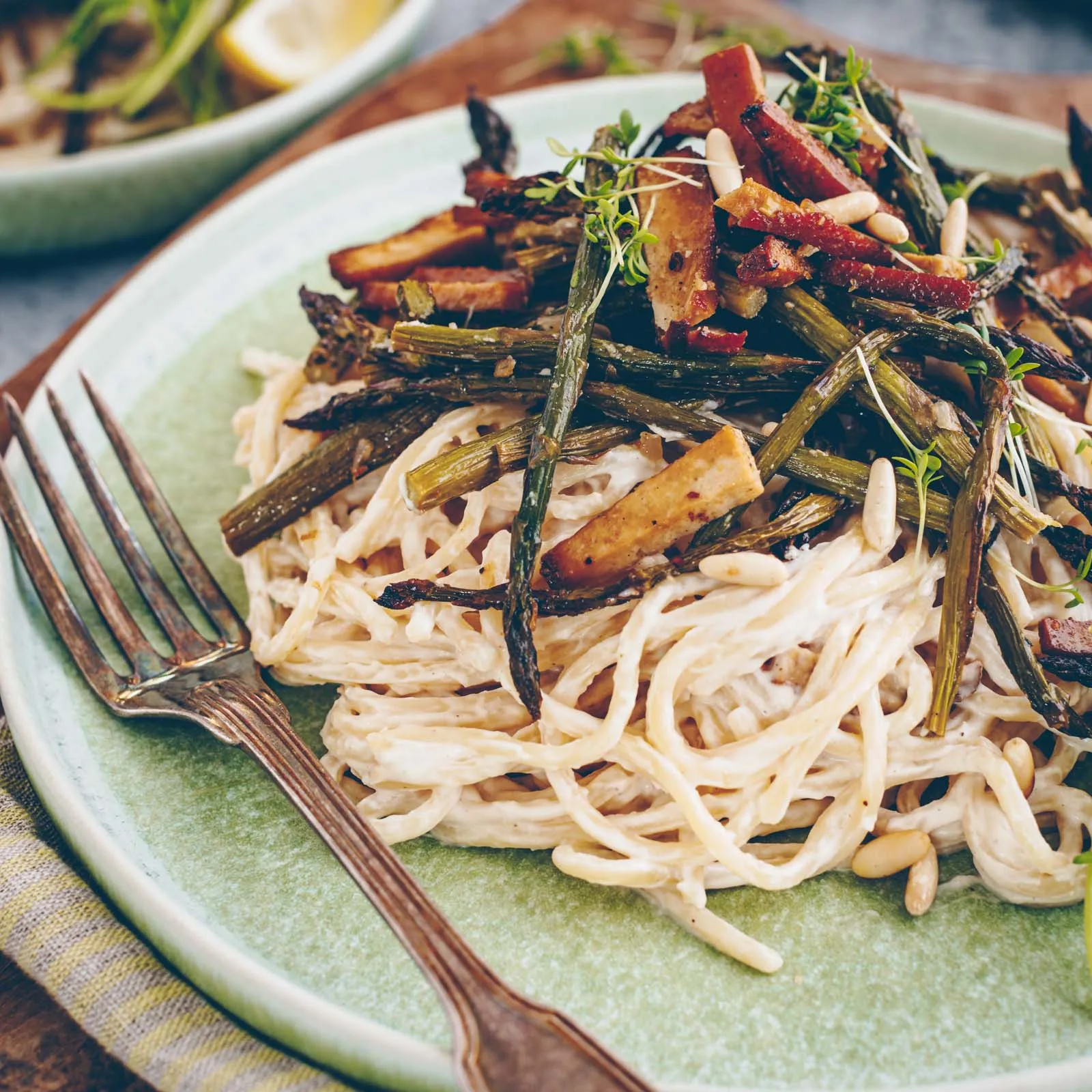Gekochte Spaghetti in einer Pfanne, vermischt mit der cremigen veganen Cashew-Sauce
