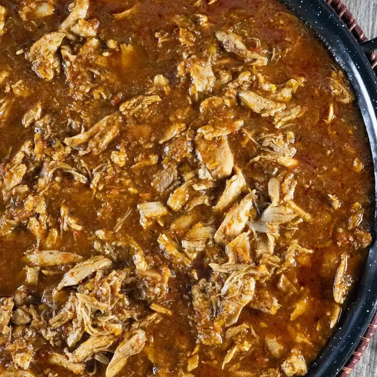 Gekochtes Huhn, Kräuter und Brühe für spanische Bauernsuppe.