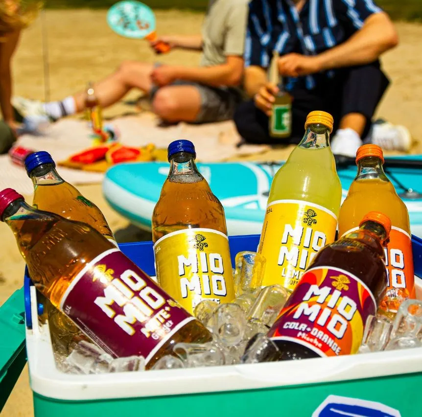 Gekühlte Mio Mio Sorten am Strand für sommerliche Erfrischung