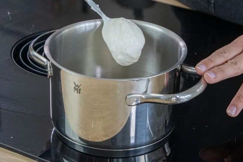 Gelatine unter die Quarkmasse rühren zum Temperaturausgleich