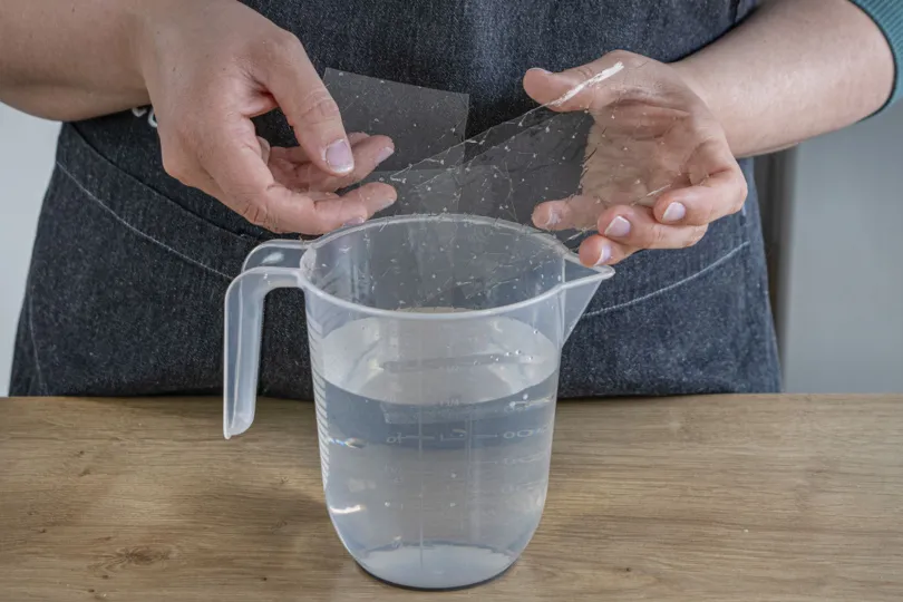 Gelatineblätter in kaltem Wasser einweichen für Torte