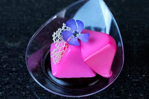 Gelierte Kugeln aus der Molekularküche, hergestellt durch Gelifikation mit Agar-Agar, als innovative Texturgeber in modernen Gerichten