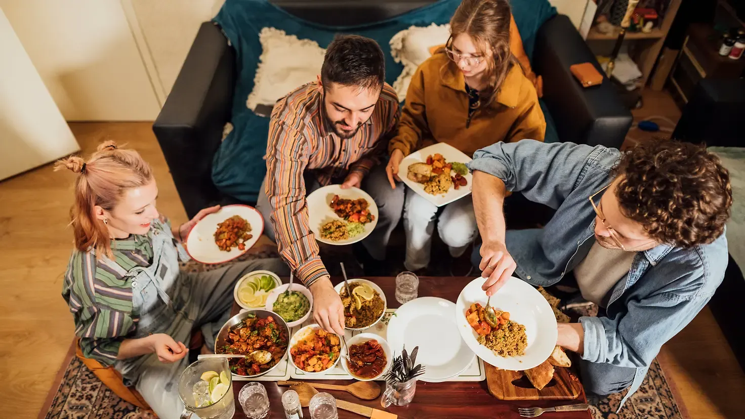 Gemeinsam genießen: Eine gesunde und ausgewogene Mahlzeit im Einklang mit der deutschen Esskultur für Fitness und Muskelaufbau.