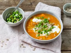 Gemüse-Linsen-Eintopf mit Erbsen als sättigendes Abendessen
