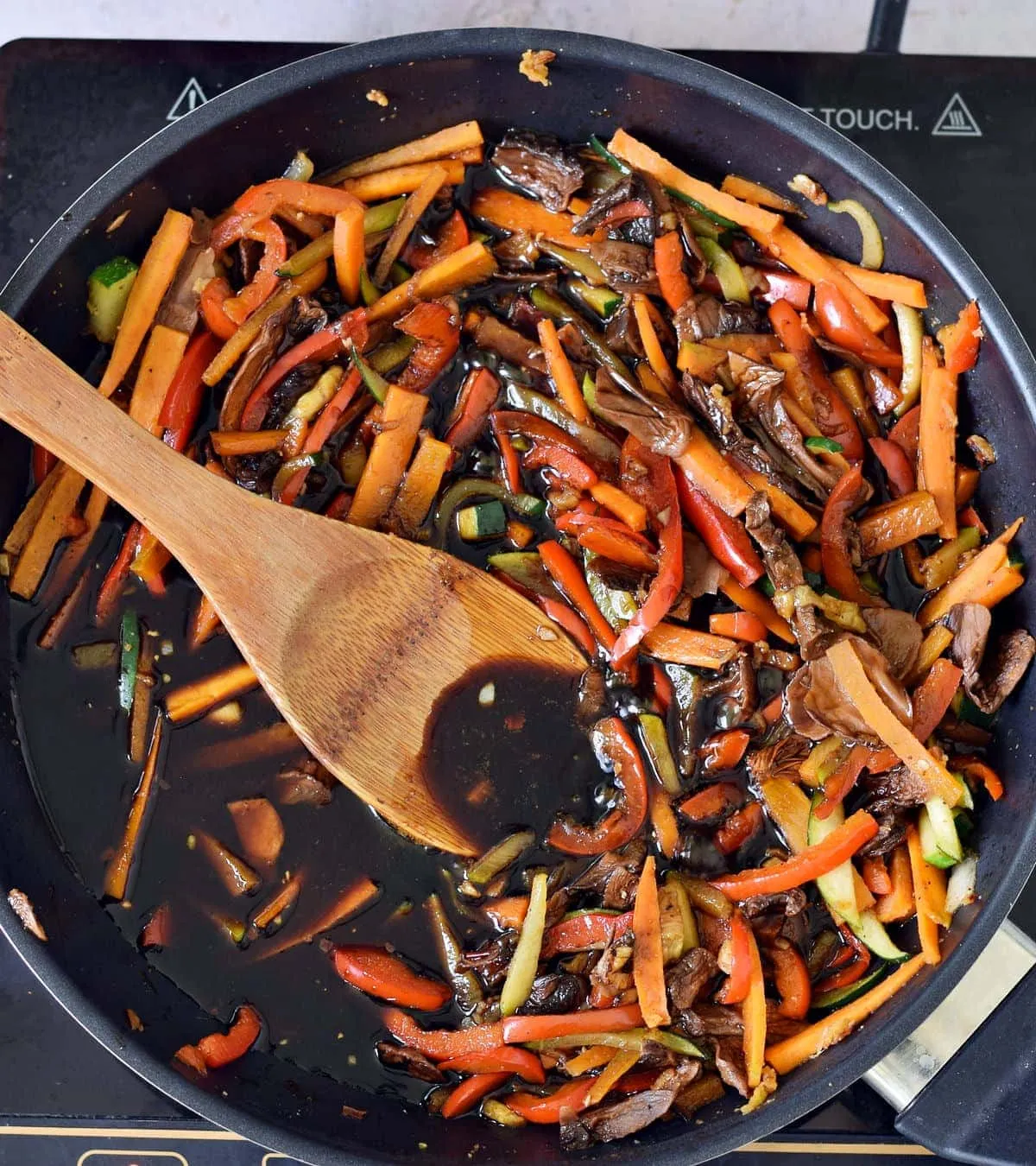 Gemüse mit asiatischer Würzsoße in Pfanne