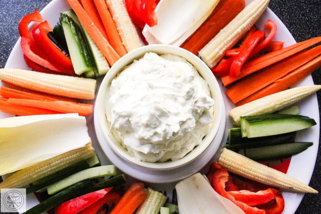 Gemüse-Snacks auf Holzbrett mit Dipschalen